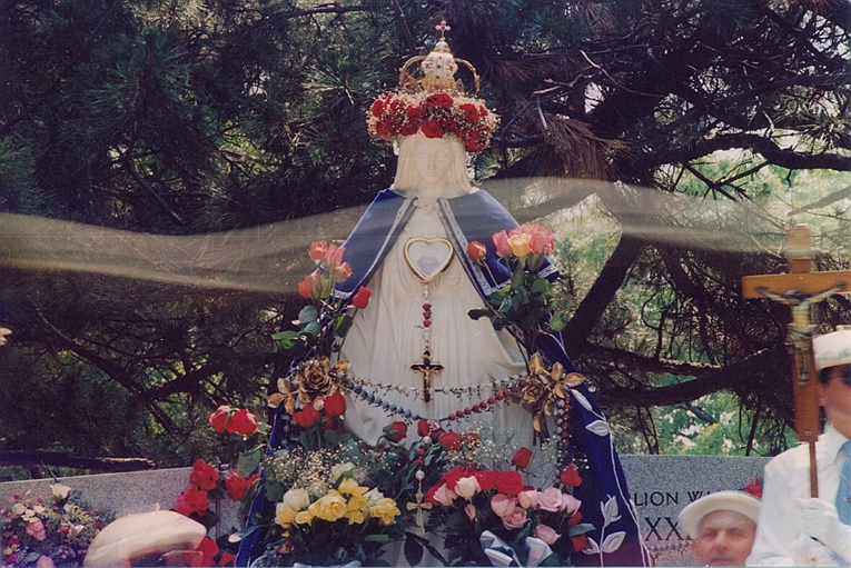 롱 아일랜드 플러싱 메도우 파크 내 바티칸 파빌리온 사이트에 있는 철야기도 성상의 초자연의 사진